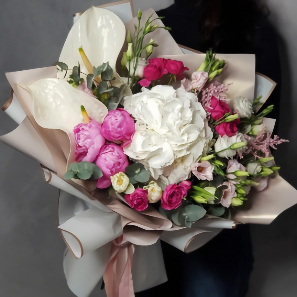 Какие букеты цветов лучше дарить молодожёнам на свадьбу?