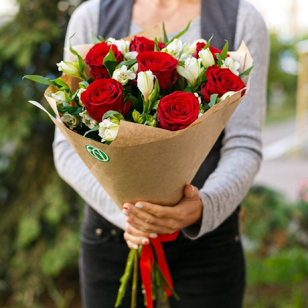 Какие розы дарят девушкам. Цветы в подарок. Букет на свадьбу в подарок. Букет из красных роз и альстромерий. Подарили букет.