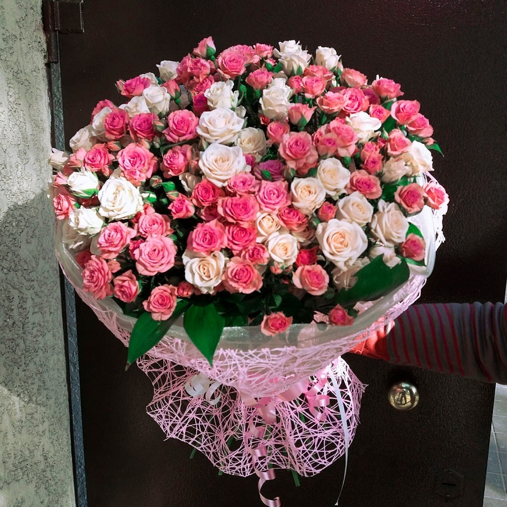 Купить розы в гомеле. Букет 19 кустовых роз. Огромный букет кустовых роз. Букет из крупных и мелких роз. Большой букет из кустовых роз.