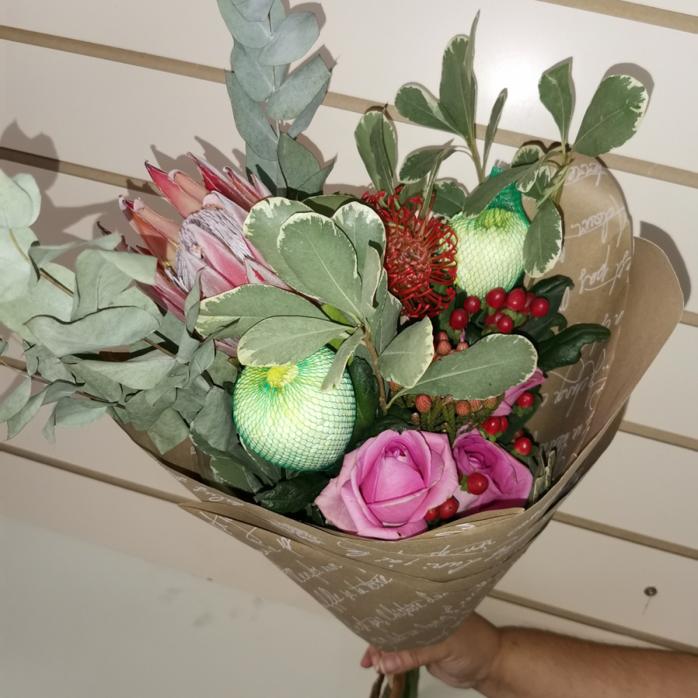 Букет с Протеей из роз и хризантем - заказать и купить за 4 250 ₽ с  доставкой в Ессентуках - партнер «Black Rose»