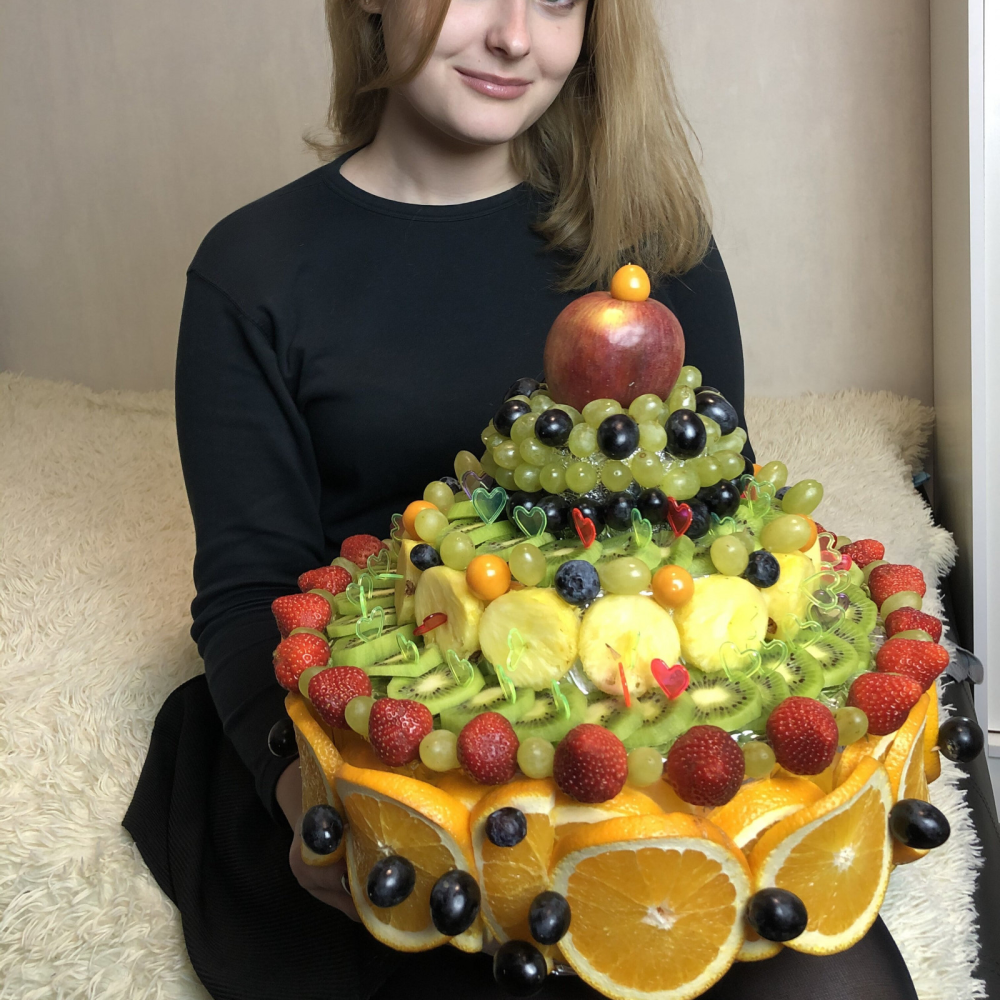 Украшение торта фруктами и цветами